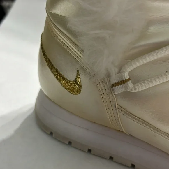 🔥SOLD🔥Nike Womens White/gold Faux Fur Trim Insulated Winter Boot Zip Pom Pom Tie - Picture 3 of 14